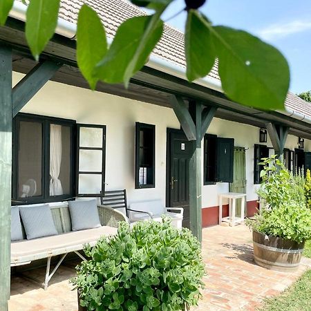 Lelle Vineyard Cottages Balatonlelle Ngoại thất bức ảnh