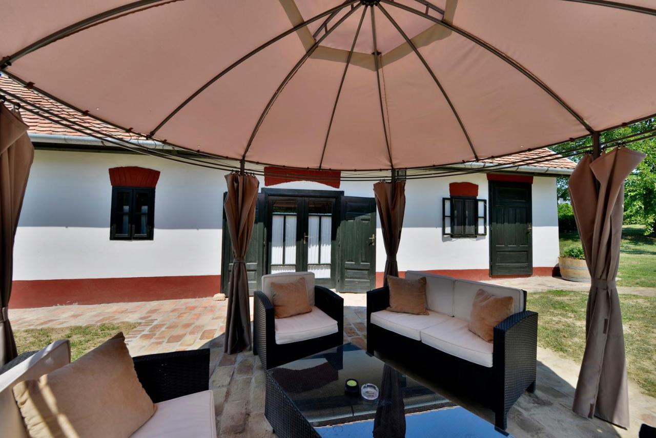 Lelle Vineyard Cottages Balatonlelle Ngoại thất bức ảnh