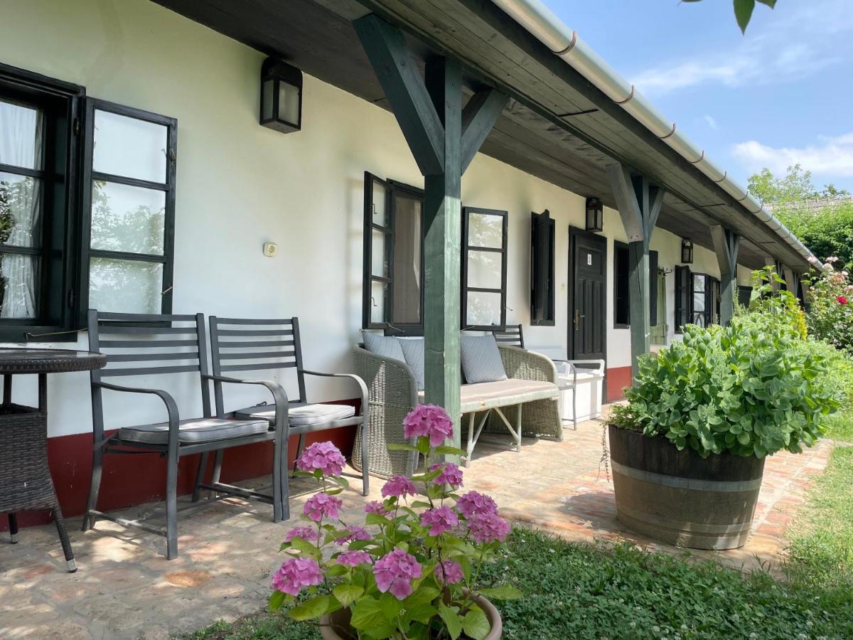 Lelle Vineyard Cottages Balatonlelle Ngoại thất bức ảnh