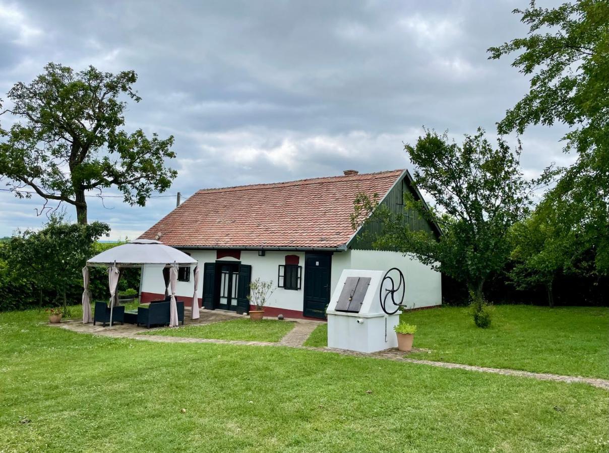 Lelle Vineyard Cottages Balatonlelle Ngoại thất bức ảnh